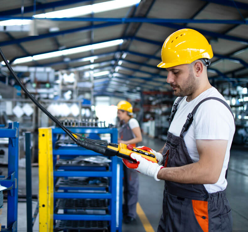 Especialista Vanpack con EPP realiza soporte técnico de campo