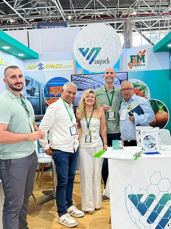 Equipo de Vanpack e Imporpack en Expo Agrofuturo 2025, Pabellón Amarillo, presentando maquinaria agroindustrial.