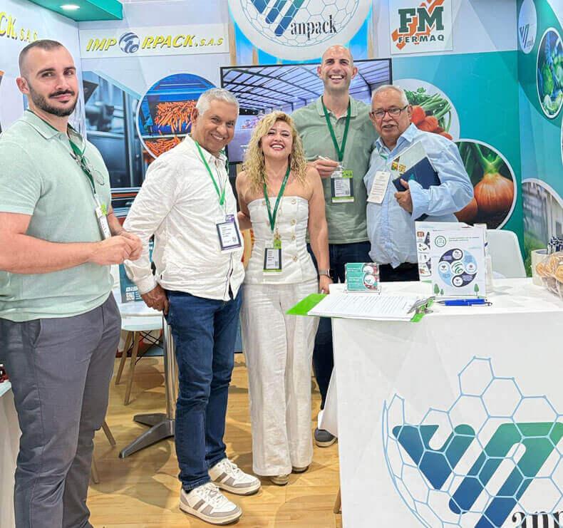 Equipo de Vanpack e Imporpack en Expo Agrofuturo 2025, Pabellón Amarillo, presentando maquinaria agroindustrial.