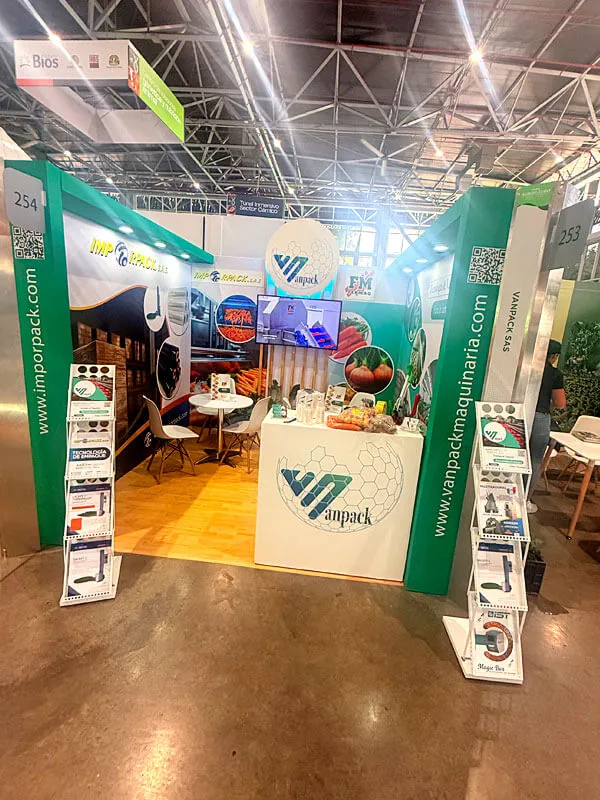 Stand 254 de Vanpack en Expo Agrofuturo Medellín 2025 con maquinaria de lavado, cepillado en seco y pulido.