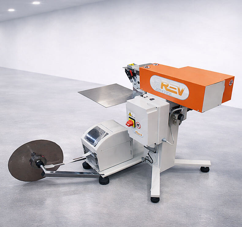 Máquina flejadora y de embalaje REV para cierre y sujeción de paquetes en centro de distribución.