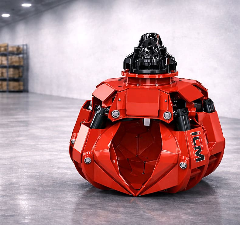 Pinza hidráulica industrial para tractor de oruga en entorno de bodega logística.